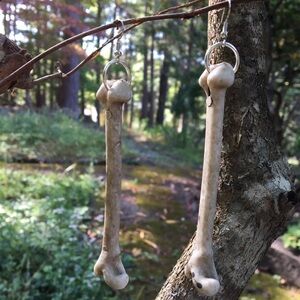 📌Fun and spooky bone earrings! Perfect for spooky season and everyday wear!